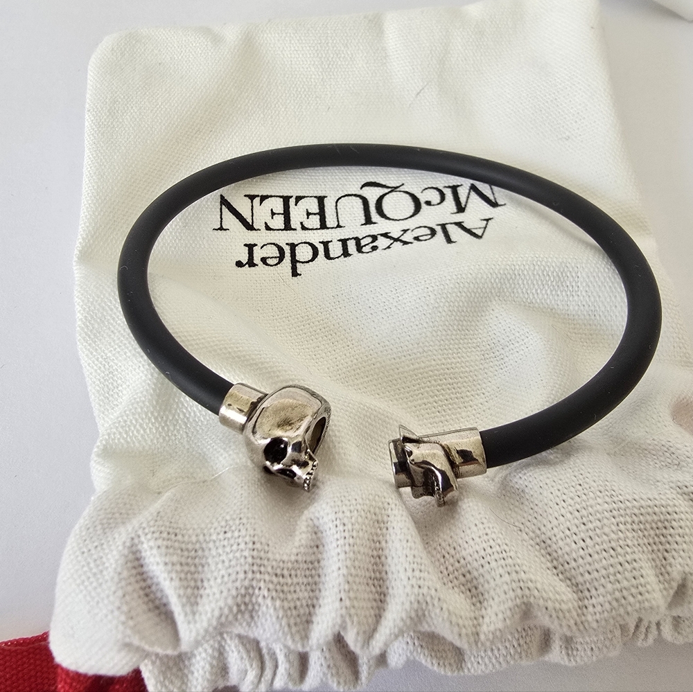 Alexander McQueen Rubber Skull Bracelet Black - Picture 2 of 7